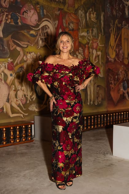Carla eligió un espectacular vestido de estampa floral y cuello bote con volumen, de Adrián Brown. Le sumó pulseras de Gabriela Capucci.