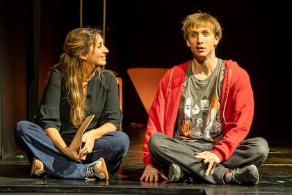 "Carla es una mentora muy generosa. Trabajar con ella te baja el ego porque favorece la creación colectiva: me escucha, armamos el personaje juntos y confío ciegamente en su visión. Además, actúa en la obra, y mi escena favorita es con ella", nos cuenta el actor