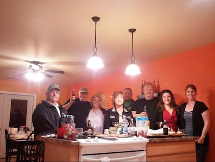 Carla, junto a sus compañeros de trabajo, festejando su cumpleaños en su casa (propia).