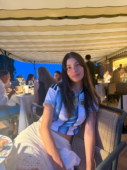 Carla Morrone y una de las fotos que subió en la previa al partido de Argentina contra Inglaterra