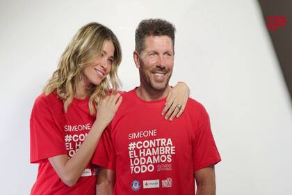 Carla Pereyra y Diego Simeone en la imagen que se difundió a comienzos de este mes como parte de la campaña de Atlétido de Madrid contra el hambre