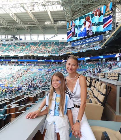 Carla posa con la mayor de sus hijas en el Miami Stadium