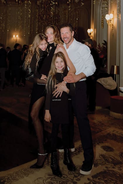 Carla posa feliz con su marido y
sus hijas Francesca y Valentina.
Las tres vistieron de negro