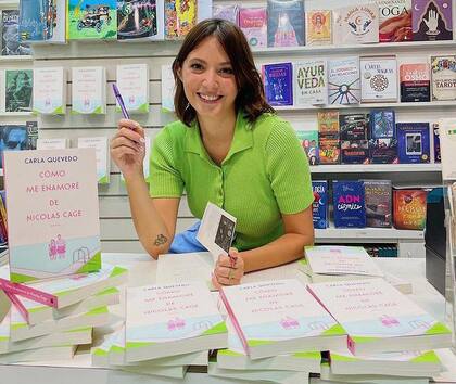 Carla Quevedo firma ejemplares de preventa de su primera novela, titulada Cómo me enamoré de Nicolas Cage