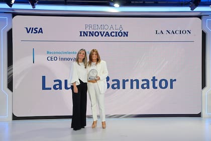 Carla Quiroga junto a Laura Barnator, ganadora de la categoría CEO Innovador del Premio VISA - LA NACION a la Innovación.