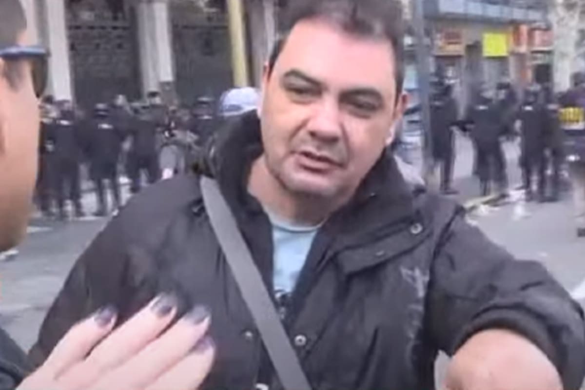 Carla Ricciotti recibió un golpe por la espalda a manos de un manifestante que se desplazaba en bicicleta por Avenida Rivadavia