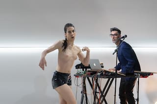 Diego Frenkel, el robot sentimental y un show de replicantes donde gana el cuerpo