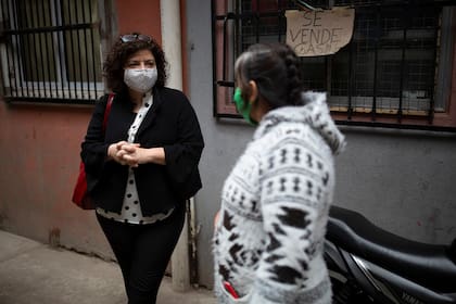 Carla Vizzotti dialoga con los vecinos del barrio