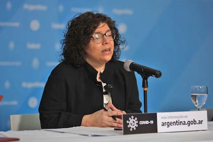 Carla Vizzotti durante el informe diario