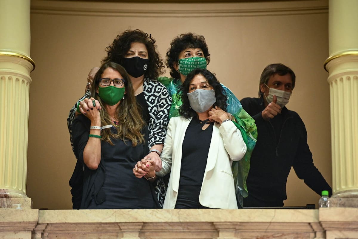 Carla Vizzotti, Elizabeth Gómez Alcorta, Dora Barrancos, Vilma Ibarra y Máximo Kirchner luego de aprobada la Ley de aborto