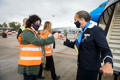 Carla Vizzotti, en Ezeiza, recibe a la tripulación que trajo de Rusia un cargamento de Sputnik V