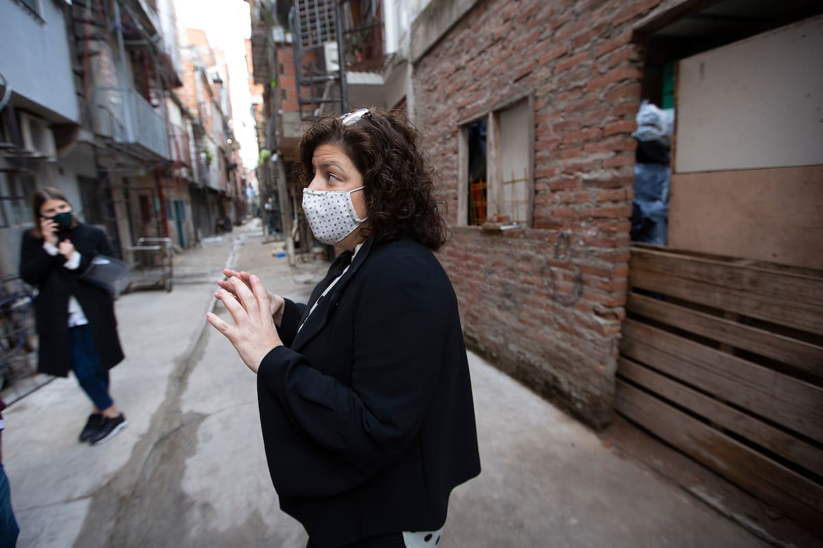 Carla Vizzotti, Secretaria de Acceso a la Salud del Ministerio de Salud de la Nación en una recorrida por la villa 31