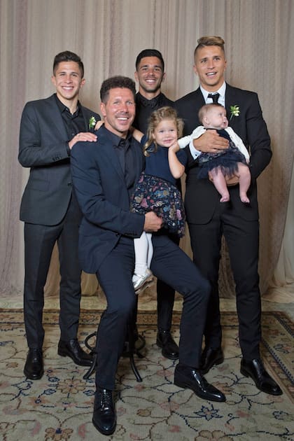 Los míos y los nuestros. Diego logró reunir a sus cinco hijos, algo poco habitual. Él vive con las más pequeñas en Madrid, Gianluca y Giuliano tienen residencia en Buenos Aires y Giovanni juega en Fiorentina y vive en Florencia