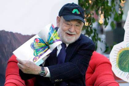 Carle lee su famoso libro "La pequeña oruga glotona" en el programa de televisión "Today" de NBC en Nueva York