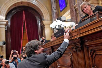 Carles Puigdemont al entregar su voto