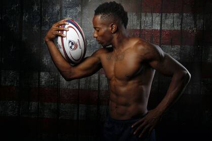 Carlin Isles posa durante una sesión de fotos como integrante del equipo estadounidense de rugby