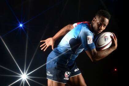 Carlin Isles posa durante una sesión de fotos como integrante del equipo estadounidense de rugby