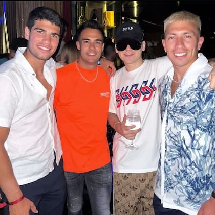 Carlitos Alcaraz, Sergio Reguilón, Bizarrap y Lisandro Martínez disfrutando de la noche en Ibiza