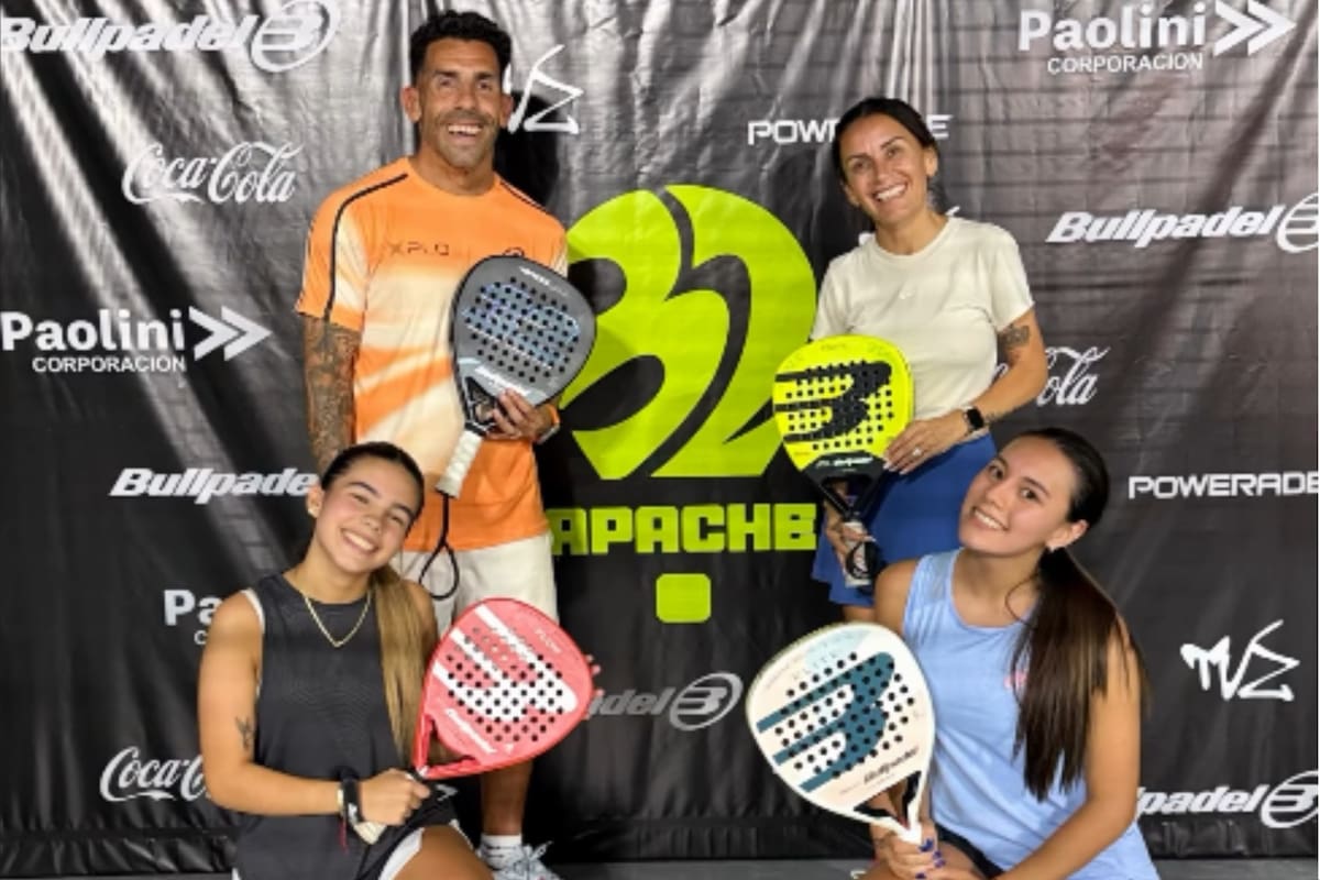 Carlitos Tevez junto a su mujer y sus hijas en su debut como dueño de un complejo de pádel