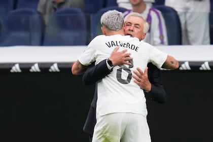 Carlo Ancelotti abraza a Valverde, uno de los más afectados por el trajín físico y mental