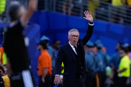 Carlo Ancelotti da indicaciones durante le duelo de Brasil y Marruecos