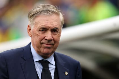 Carlo Ancelotti, DT de Brasil, en el campo de juego antes de jugar ante Francia