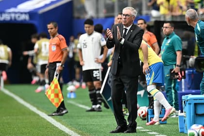 Carlo Ancelotti, DT de un Brasil que todavía no luce, pero se abre camino en el Mundial (Photo by Paul ELLIS / AFP)