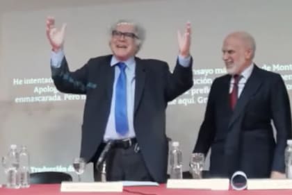 Carlo Ginzburg y José Emilio Burucía en la entrega del Diploma Honoris Causa al historiador italiano en la Facultad de Filosofía y Letras de la Universidad de Buenos Aires, en octubre de 2023