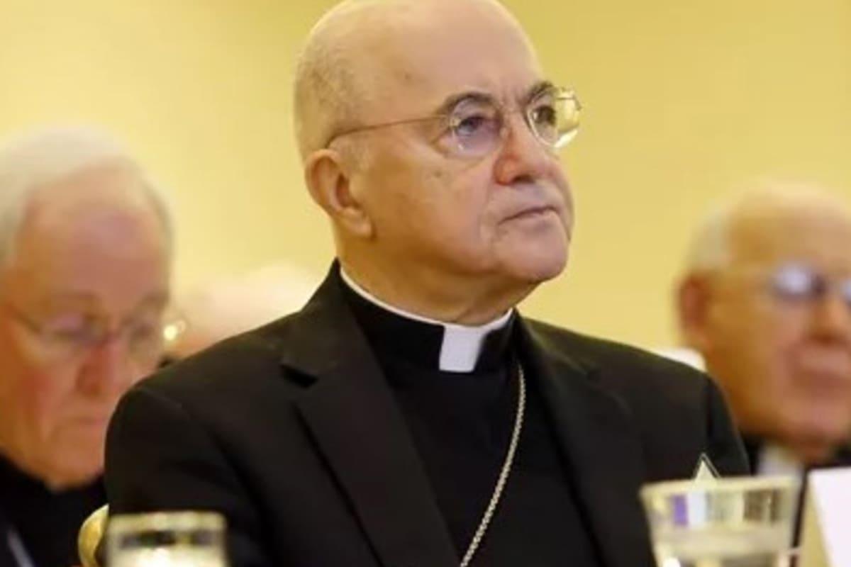 Carlo Maria Viganò, el polémico exnuncio en Washington, volvió a atacar al Papa