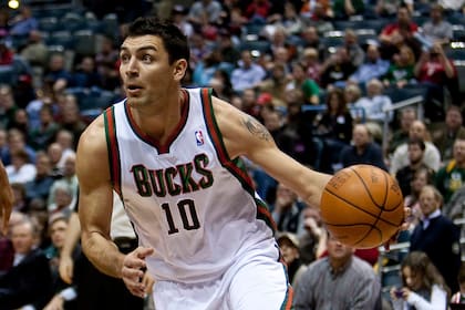 Delfino jugó ocho temporadas en la NBA; fue titular en sus tres campeonatos en Milwaukee Bucks.
