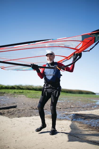Carlos (77). Deporte: Windsurf. ¿Qué es lo que más te gusta? “Entrarle al río, hacer ejercicio, esquivarle al cemento. Ver Buenos Aires desde el río”.