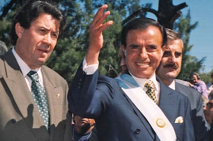 Carlos Menem nombró a Domingo Cavallo como ministro de Economía, quien dio forma a la Ley de Convertibilidad
