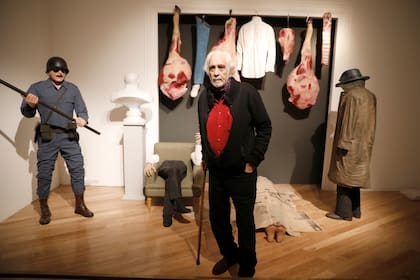 El pintor, de 90 años, en la recreación de su instalación en el Museo de Bellas Artes