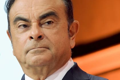El empresario Carlos Ghosn, expresidente de Renault y Nissan, fue inculpado de malversación financiera, indicó una fuente judicial
