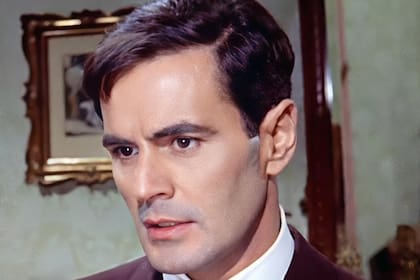 Gracias a su apariencia y talento, Estrada ganó popularidad y logró llevar su carrera a Europa
