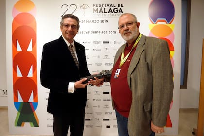 Carlos Abbate con el biznaga para la película La historia oficial