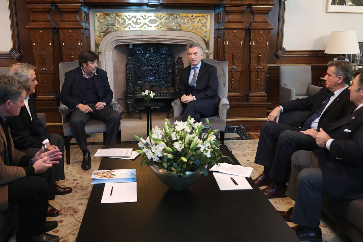 Carlos Achetoni (FAA), Carlos Iannizzotto (Coninagro) y Dardo Chiesa (CRA), con Macri
