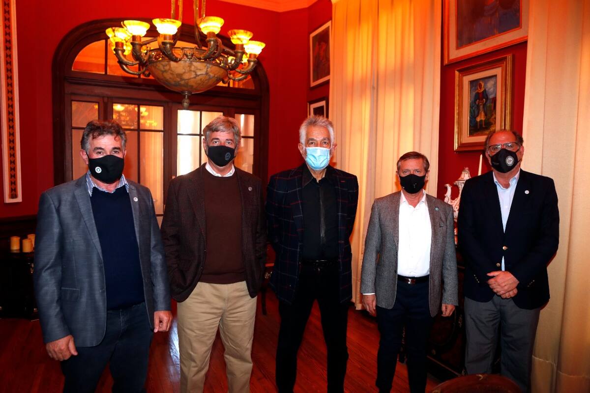 Carlos Achetoni (FAA), Nicolás Pino (SRA), el gobernador Alberto Rodríguez Saá, Elbio Laucirica (Coninagro) y Jorge Chemes (CRA)