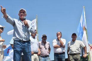 Carlos Achetoni, presidente de Federación Agraria Argentina (FAA), junto a sus pares de la Mesa de Enlace en la asamblea en Villa Constitución el 28 de febrero pasado