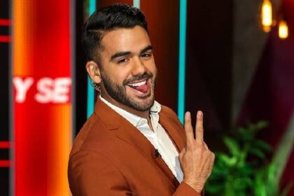 Carlos Adyan es conductor de Telemundo y dio su postura sobre las votaciones en La casa de los famosos