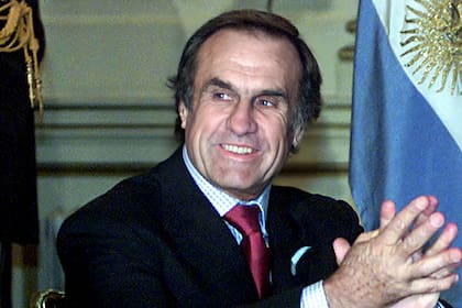 Carlos Alberto Reutemann, entonces gobernador de la provincia de Santa Fe, sonríe en una reunión con el presidente Eduardo Duhalde, en la Casa de Gobierno de Buenos Aires, el 10 de julio de 2002