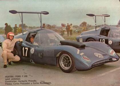 Carlos Alberto Reutemann junto al Huayra diseñado por Heriberto Pronello