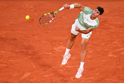 Carlos Alcaraz, actual N°1 del ranking ATP, va en busca de su primer Roland Garros, pero tiene en semis una final anticipada