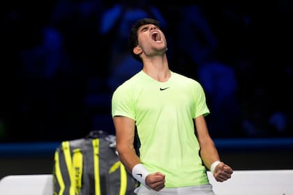 Carlos Alcaraz celebra después de ganar contra el ruso Daniil Medvedev; el chico de 20 años va por su primer Masters, el certamen que nunca obtuvo su compatriota Rafael Nadal.