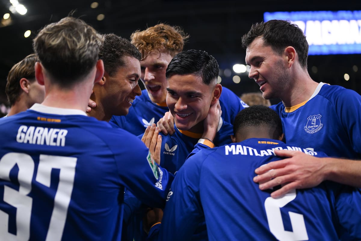 Carlos Alcaraz celebra el gol junto a sus compañeros; el argentino convirtió el único gol para que Everton gane y se clasifique a los octavos de final