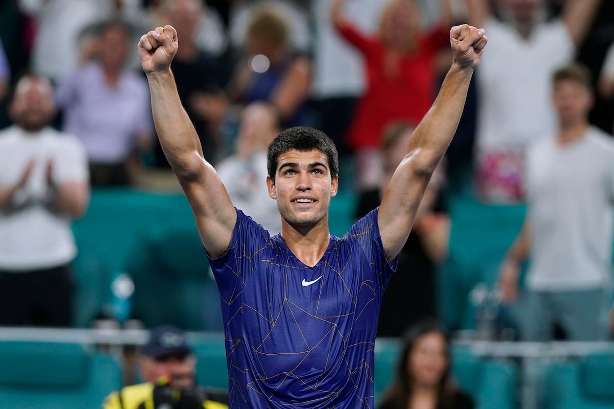 Carlos Alcaraz celebra, luego de ganar el Miami Open 2022