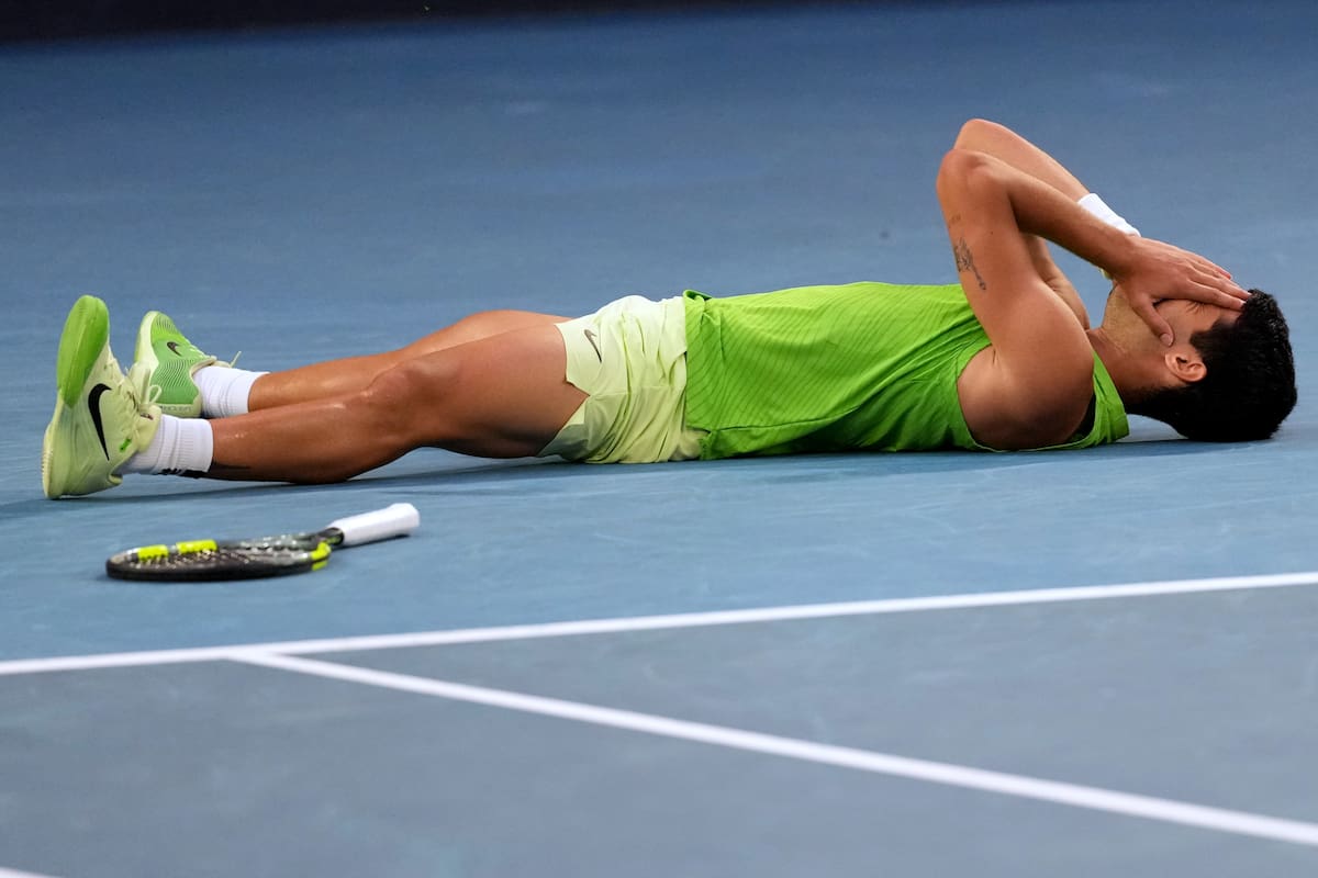 Carlos Alcaraz celebra su victoria sobre Alexander Zverev en las semifinales del Abierto de Australia, en Melbourne, Australia, el 30 de enero de 2026. (AP Foto/Dita Alangakra)