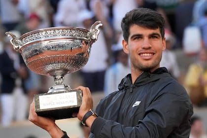 Carlos Alcaraz con el trofeo de campeón del Abierto de Francia, el domingo 11 de junio de 2024. (AP Foto/Christophe Ena)