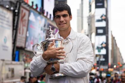 Carlos Alcaraz con el trofeo del US Open en Times Square: cómo llegó a la cima con la guía del Mosquito Ferrero