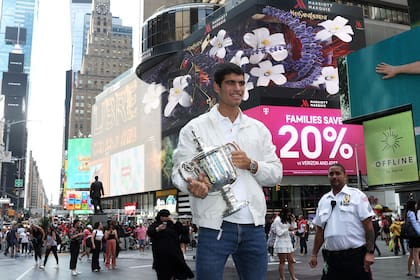 Carlos Alcaraz, el flamante campeón del US Open, el trofeo y un paseo en la mañana del lunes por Times Square, en el corazón de Manhattan